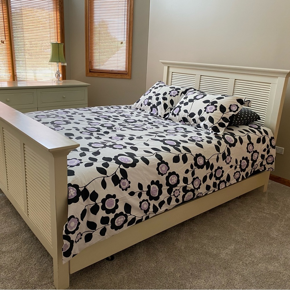 Pottery Barn Teen, Queen Duvet Cover with 2 Pillow Shams.